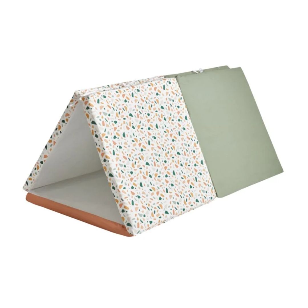 Candide Playmat Triangular pet playpen with floral pattern on a white background